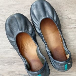 🧶Tieks gray in color🧶